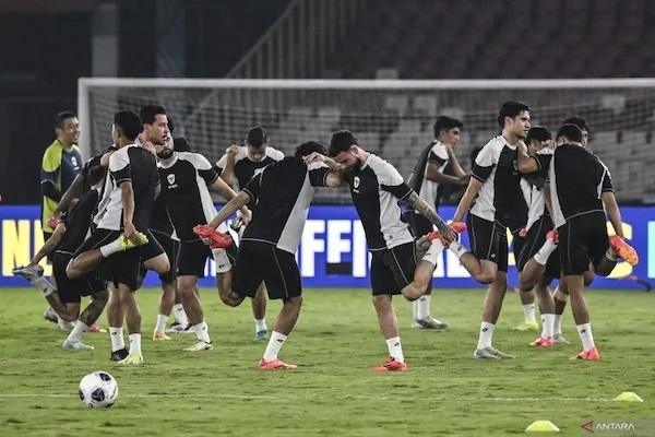 Para pemain Timnas Indonesia menjalani sesi latihan resmi di Stadion Utama Gelora Bung Karno, Senayan, Jakarta, Kamis (14/11/2024). . ANTARA FOTO/Aprillio Akbar/rwa.