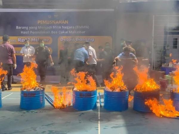 pemusnahan barang ilegal oleh Bea Cukai Makassar (Dok: Atri KabarMakassar)