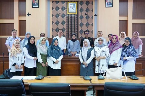 Ketua Pansus Kesehatan Ibu dan Anak, Rismawati Kadir Nyampa memimpin rapat perdana pansus.