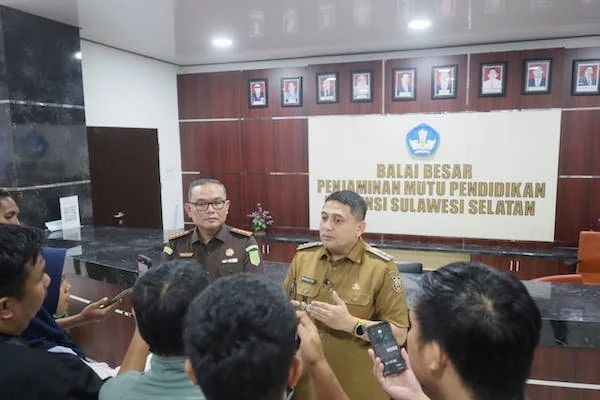 Kepala Kejaksaan Negeri (Kejari) Makassar, Nauli Rahim Siregar, (Kacamata), (Dok: Ist).