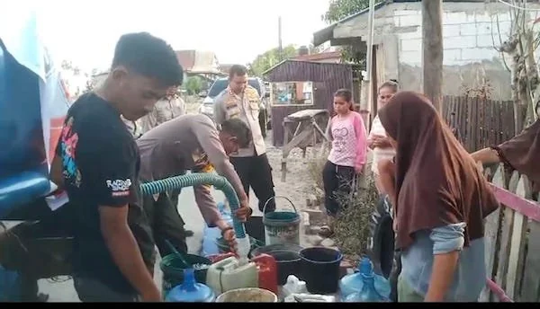 Kapolres Jeneponto, AKBP Widi Setiawan bersama Kasat Samapta, Iptu Yasiruddin dan Kapolsek Batang Iptu Baharuddin saat mendistribusikan air bersih ke Warga Dusun Batu Maccing, Desa Maccini Baji, Kecamatan Batang. (Foto/ist).