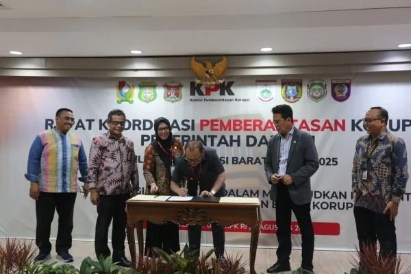 Gubernur Sulbar Suhardi Duka saat melakukan koordinasi ke KPK (Dok : Ist).