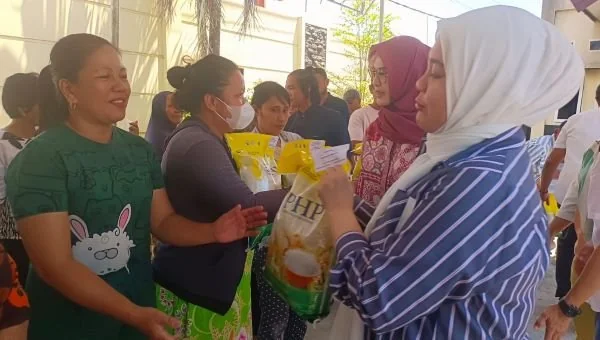 Wakil Gubernur Sulsel Fatmawati Rusdi saat menyerahkan sembako, (Dok: Kabar Makassar).