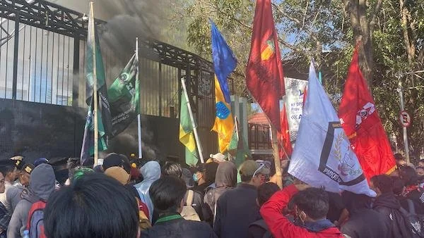 Aksi unjuk rasa mengawal putusan MK di depan Gedung DPRD Sulsel (Dok: Atri KabarMakassar)