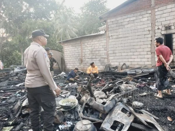 Warga setempat saat berupaya mencari barang tersisa dari puing-puing pasca kejadian kebakaran (Dok : Ist).