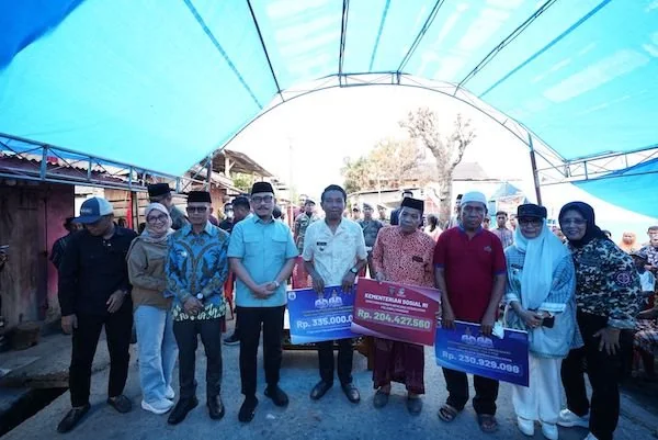 Gubernur Sulbar Suhardi Duka saat menyerahkan bantuan secara langsung di Galung Tuluk Kabupaten Polman(dok:ist)