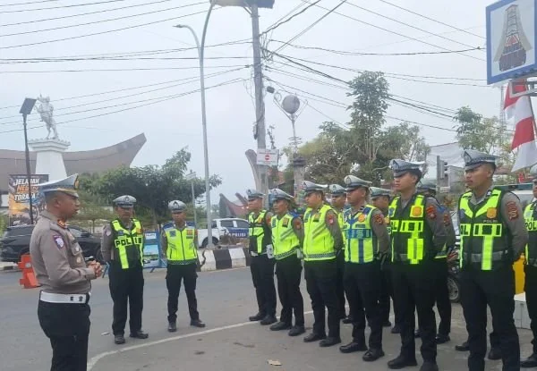 Satlantas Kepolisian Resor (Polres) Toraja Utara rutin melaksanakan pengaturan arus lalu lintas setiap pagi di sejumlah titik (Dok: Ist)
