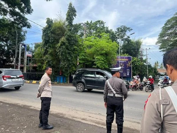 Kapolres Jeneponto AKBP Widi Setiawan, saat memimpin pengaturan lalu lintas di jalan raya. (Ist).
