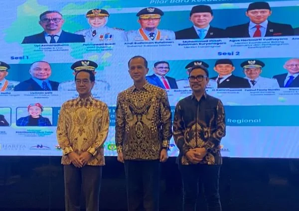 Founder & CEO Kabar Grup Indonesia, Upi Asmaradhana, Menteri Transmigrasi, Muhammad Iftitah Sulaiman Suryanagara, dan Rektor Universitas Hasanuddin, Prof Jamaluddin Jompa pada Forum Ekonomi Regional Indonesia Timur 2025 di Unhas Hotel & Convention (Dok: N