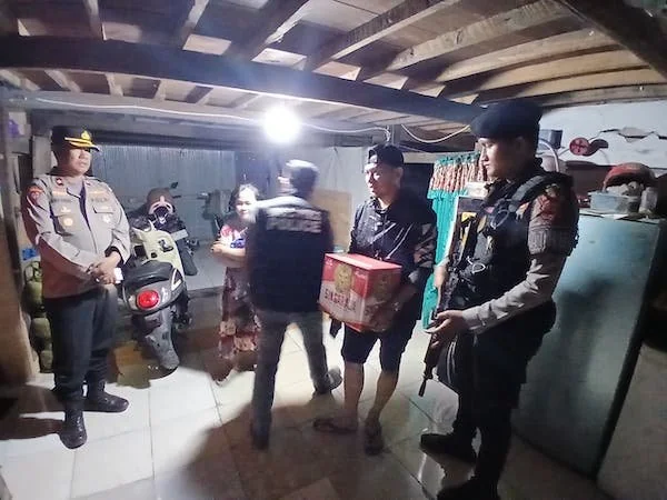 Polisi saat menggelar razia peredaran minuman keras (miras) di sejumlah toko yang tersebar di Kabupaten Jeneponto, Sulawesi Selatan. Sabtu, (23/8)