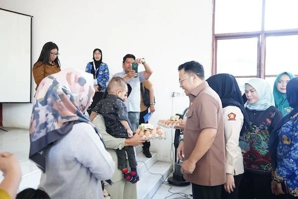 Wakil Bupati Gowa sekaligus Ketua TPPS Kabupaten Gowa, Darmawangsyah Muin saat menyalurkan 200 paket makanan bergizi kepada keluarga berisiko stunting, ibu hamil, ibu menyusui, dan Balita di Kecamatan Bajeng, (Dok: Ist).