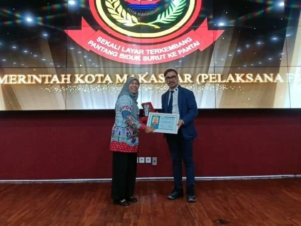 Mewakili Wali Kota Makassar, Plt Kepala Dinas Kominfo, Ismawaty Nur saat menerima penghargaan Kabar Award (Dok : Ist).
