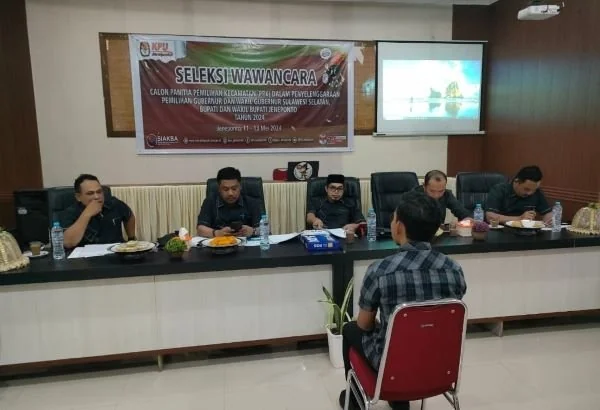 Ketua KPU Jeneponto, Asmin Syarif didampingi Empat Kordiv KPU saat melakukan seleksi tes wawancara peserta calon anggota PPK di Aula Cafe & Resto Premier Jl. Kelara, Bontosunggu.