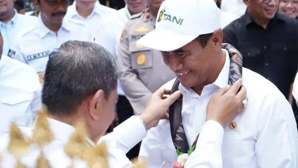 Bupati Wajo Amran Mahmud saat menyambut kunjungan kerja Mentan Andi Amran Sulaiman, Sabtu (13/1). Foto IST