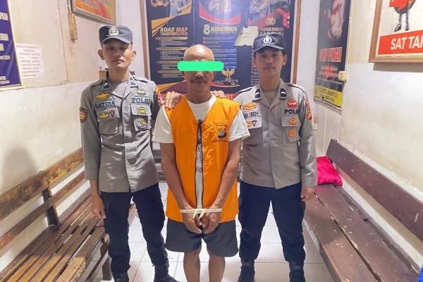 Pelaku saat berada di Polresta Mamuju (Dok : Ist).