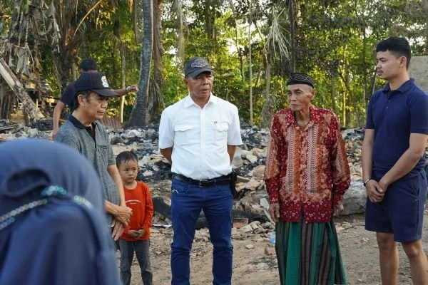 Bupati Bulukumna melihat kondisi pemukiman warga di Desa Tamalanrea, Kecamatan Bonto Tiro yang terkena musibah kebakaran (Dok : Ist).