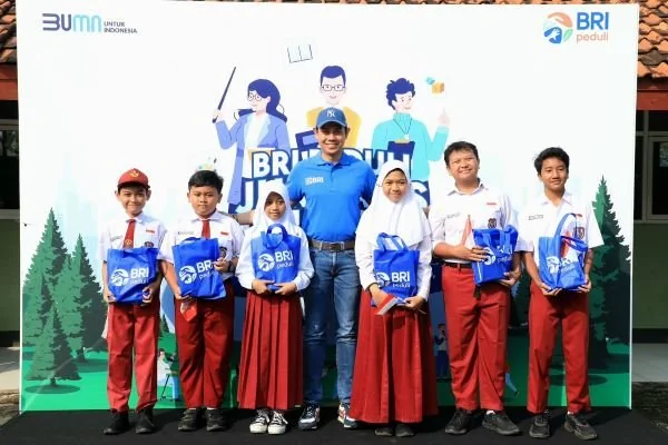 BRI melalui aktivitas Corporate Social Responsibility (CSR) BRI Peduli memberikan bantuan infrastruktur penunjang di SD Negeri (SDN)  01 dan SDN 02 Gunung Geulis.