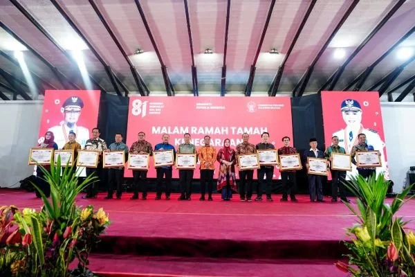 Malam Ramah Tamah HUT ke-81 RI, Gubernur Sulsel beri penghargaan kepada mitra pembangunan (Dok: Ist)