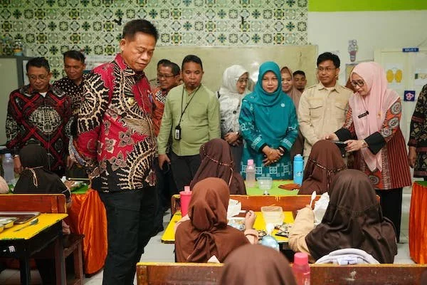 Peninjauan pelaksanaan program Makan Bergizi Gratis di Kota Makassar oleh Pj Gubernur Sulsel, Prof Fadjry Djfury (Dok: Ist)