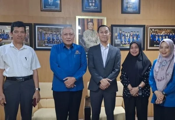 Rektor Universitas Fajar, Dr. Mulyadi Hamid bersama Sekretaris Duta Besar Republik Indonesia untuk Republik Kazakhstan dan Republik Tajikistan (Dok : Ist).