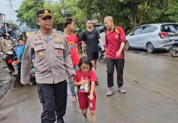 Pihak kepolisian saat membantu menemukan rumah anak 4 tahun yang kesasar (Dok : Ist).