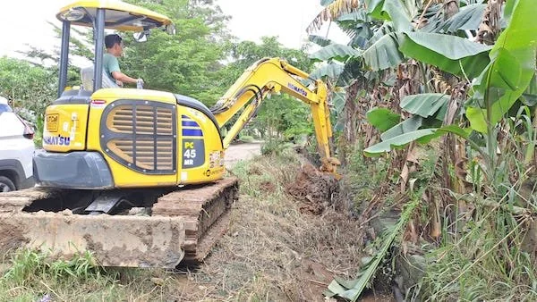 Penampakan Excavator yang Diturunkan untuk Mengeruk Sendimen di Blok 8 dan Blok 10 (Dok: Ist).