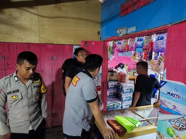 Polisi saat mendatangi toko yang diduga menjual miras tanpa ijin.
