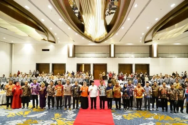 Pj Gubernur Sulsel, Bahtiar Baharuddin saat mengukuhkan Gugus Tugas Daerah Bisnis dan HAM Sulsel, Senin (25/3).