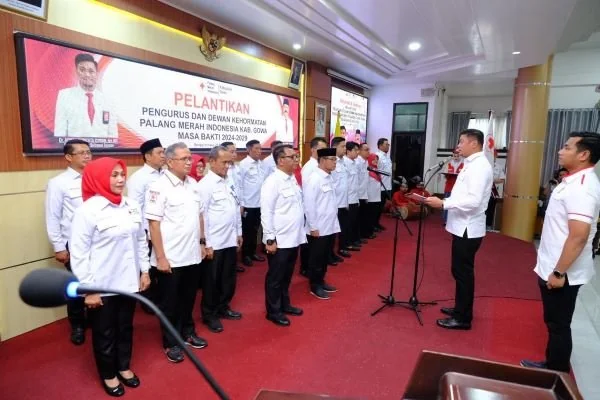Ketua PMI Sulsel, dnan Purichta Ichsan  melantik Pengurus dan Dewan Kehormatan PMi Gowa Masa Bakti 2024-2029 (Dok : Ist).