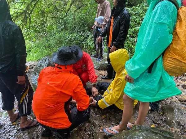 Seorang pendaki yang dievakuasi oleh tim sar gabungan, akibat terpeleset di Gunung Lompobattang (Dok:Ist)