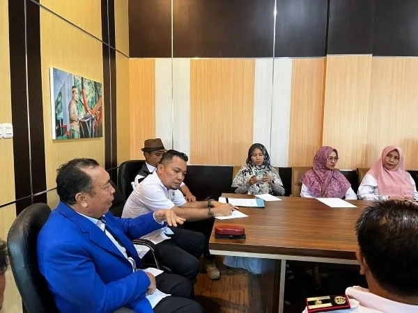 Rektor INTI, Prof Maksun Hakim saat memberikan pemaparan didepan Kadis Dukcapil Jeneponto, Mustaufiq di ruang rapat Dukcapil Jeneponto.