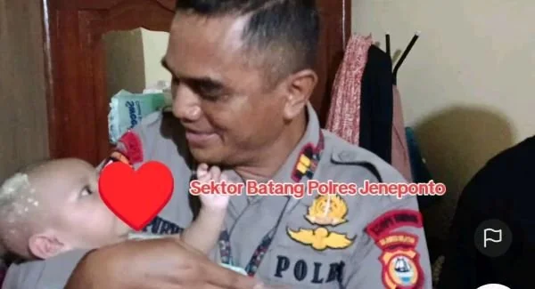 Kapolsek Batang, Iptu Purwanto saat menggendong bayi laki-laki, yang merupakan korban TPPO asal Kota Makassar. (Dok Ist)