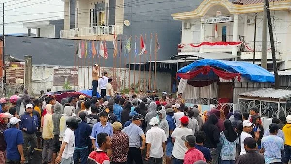 Ribuan massa saat melakukan aksi demonstrasi di depan Kantor KPU Kabupaten Jeneponto, Jalan Pahlawan, Batas Kota, Kamis, (5/12).