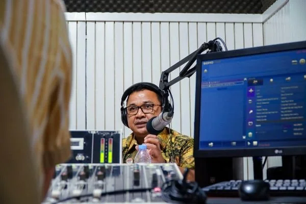 Kanwil Kemenkum Sulsel saat melakukan siaran Radio Venus Makassar (Dok : Ist).