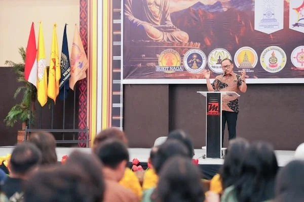 Gubernur Sulbar Suhardi Duka saat menghadiri Sannipati Waisak(dok:Ist)