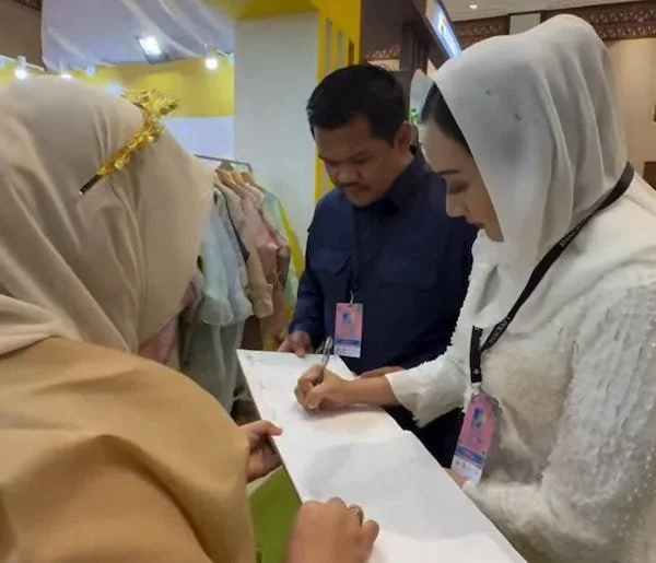 Bupati Bantaeng M Fathul Fauzy Nurdin saat mendampingi Ketua Dewan Kerajinan Nasional Daerah (Dekranasda) Kabupaten Bantaeng di ajang INACRAFT 2026. (Ist).