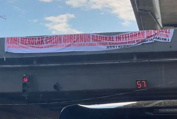 spanduk penolakan cagub radikal yang terpasang di jembatan Flyover Makassar (Dok:Ist)
