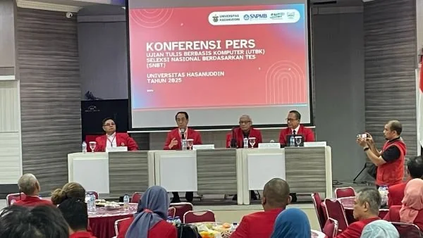 Rektor Unhas, Prof. Jamaluddin Jompa saat memberikan keterangan pers (Dok : Dini KabarMakassar).