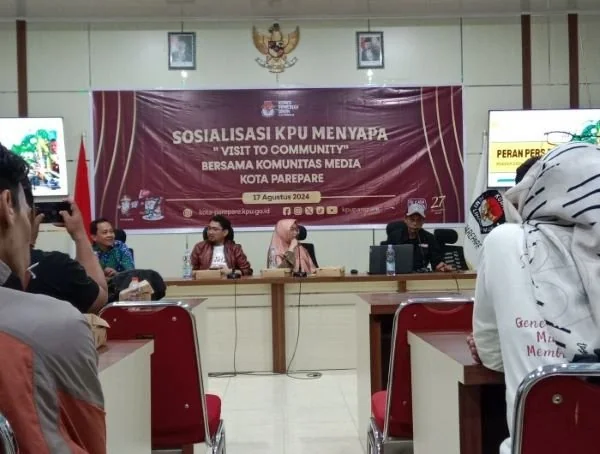 Komisi Pemilihan Umum (KPU) Kota Parepare melaksanakan Sosialisasi KPU Menyapa yang bertemakan “Visit To Community” Bersama komunitas media se- Kota Parepare (Dok : Ist).