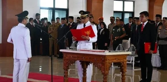 Penjabat (Pj) Gubernur Sulbar, Prof Zudan Arif Fakrulloh melakukan Pengambilan Sumpah Jabatan dan Pelantikan Penjabat Bupati Mamasa di Graha Sandeq, Kompleks Kantor Gubernur Sulbar, Senin (8/1). foto Ist
