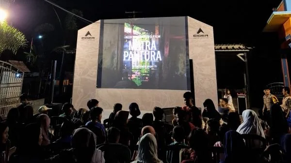 EIGER menggelar nobar Film Matra Pantura bersama warga di Desa Mayangan (Dok : Ist).