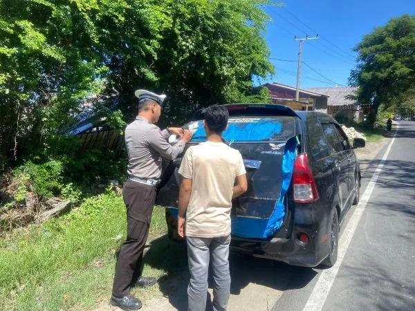 Personel Satlantas Polres Majene saat menertibkan kendaraan overload (Dok : Ist).
