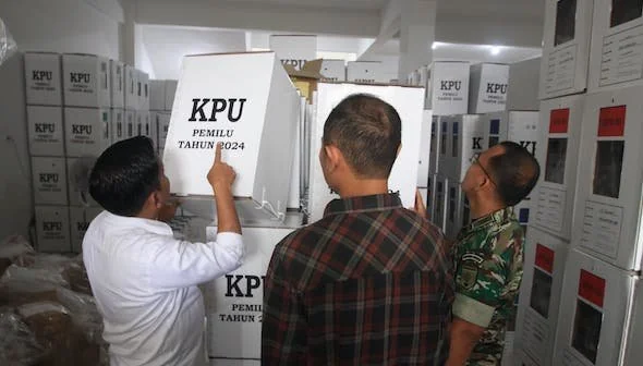 Ketua KPU Jeneponto bersama Pj. Junaedi Bakri dan Dandim 1425, Letkol Inf Muhammad Amin saat meninjau Gudang Logistik  (Ist).