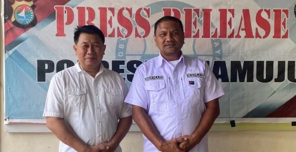 Kasat Narkoba AKP Sigit Nugroho didampingi Kasi Humas Polresta Mamuju IPDA Herman Basir (Dok: Ist)