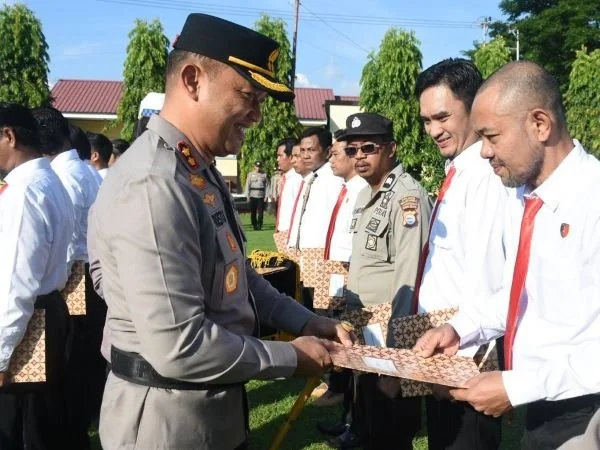 Kapolres Bulukumba saat memberikan penghargaan kepada personel (Dok : Ist).