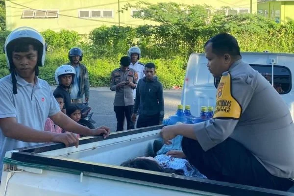 Brigpol Rahmat saat mengevakuasi siswi yang pingsan (Dok : Ist).