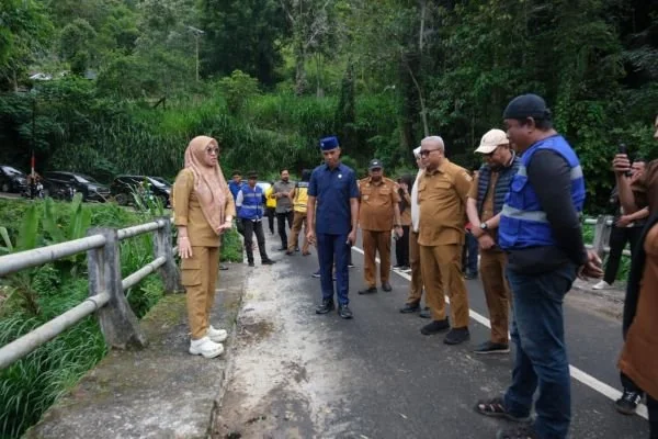 Bupati Gowa, Sitti Husniah Talenrang saat Meninjau Jalan Poros Biringbulu, (Dok: Ist).