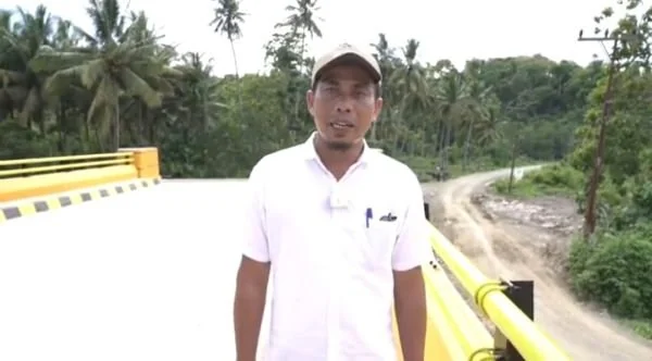 Kepala Desa Lebani Jumadir saat berada di jembatan Nipa-Nipa (dok:ist)
