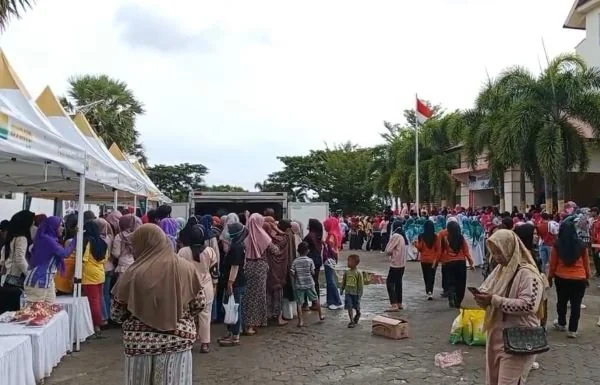 Perayaan Milad ke-36 RSUD Latopas Jeneponto saat melakukan pasar murah di pekarangan Rumah Sakit. (Dok: Ullah).