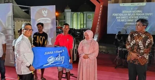 Penyerahan Bendera Pemenang Per-Etape  (dok: Aldy)